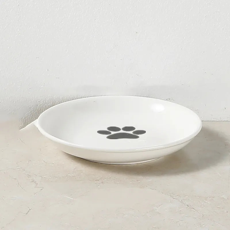 Bol blanc avec motif pattes de chat design épuré.